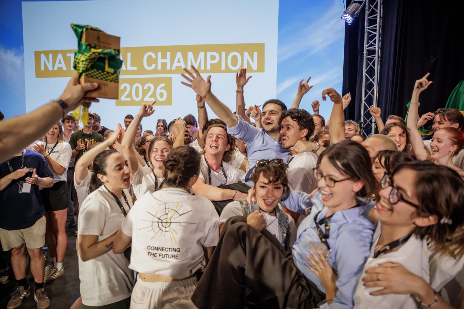Team feiert mit der Trophäe für den National Cup 2026 auf der Bühne